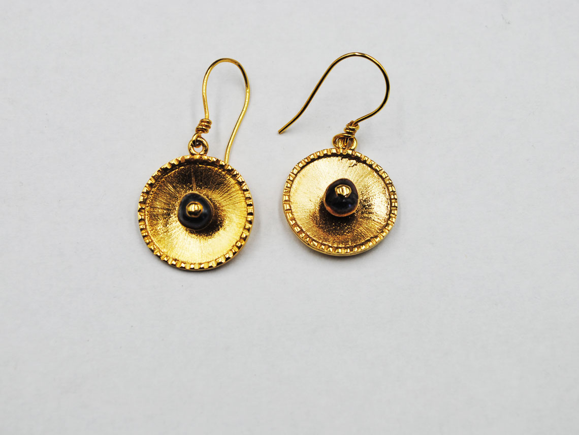 Gold-plated earrings with dark pearl