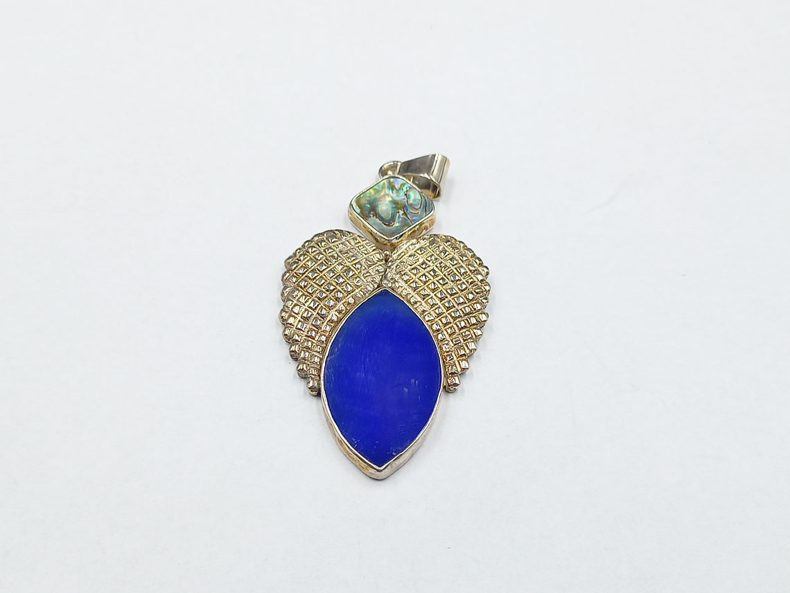silver necklace with blue agate and avanon